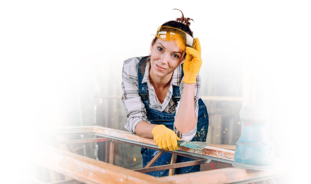 Handwerkerin in der Werkstatt